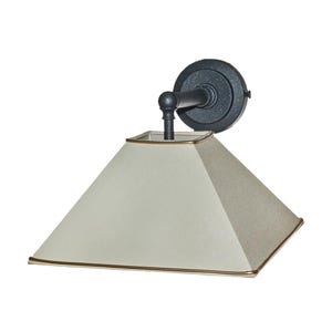 Könnte beinhalten: Eine Wandleuchte mit quadratischem Lampenschirm. Der Schirm ist hellbeige mit goldfarbenem Rand. Die Leuchte hat eine dunkelgraue Metalloberfläche.