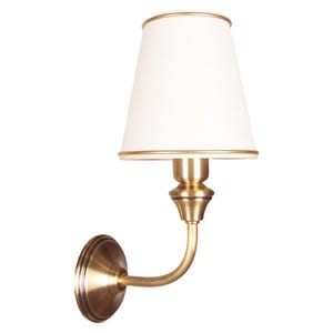 Könnte beinhalten: Eine Wandleuchte mit weißem Lampenschirm und goldfarbenem Metallsockel. Der Lampenschirm hat einen goldenen Rand. Die Lampe hat einen gebogenen Arm und einen runden Sockel zur Wandmontage. Für den Innenbereich konzipiert. Maße in Zentimetern.