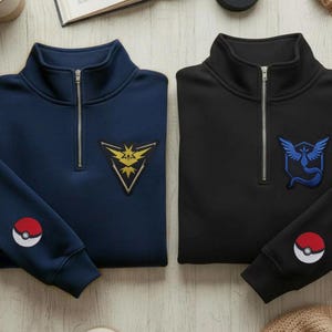 Team Mystic Logo Viertel-Zip-Sweatshirt | Pokemon Go Sweatshirt | Bestickt mit Team Valor & Instinct