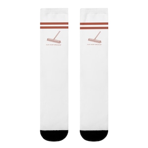 Könnte beinhalten: Paar weiße Kniestrümpfe mit schwarzer Spitze und einem rostfarbenen Streifen am oberen Rand. Die Socken zeigen eine rostfarbene Abbildung eines Besens und den Text "CLAY COURT SPECIALIST".