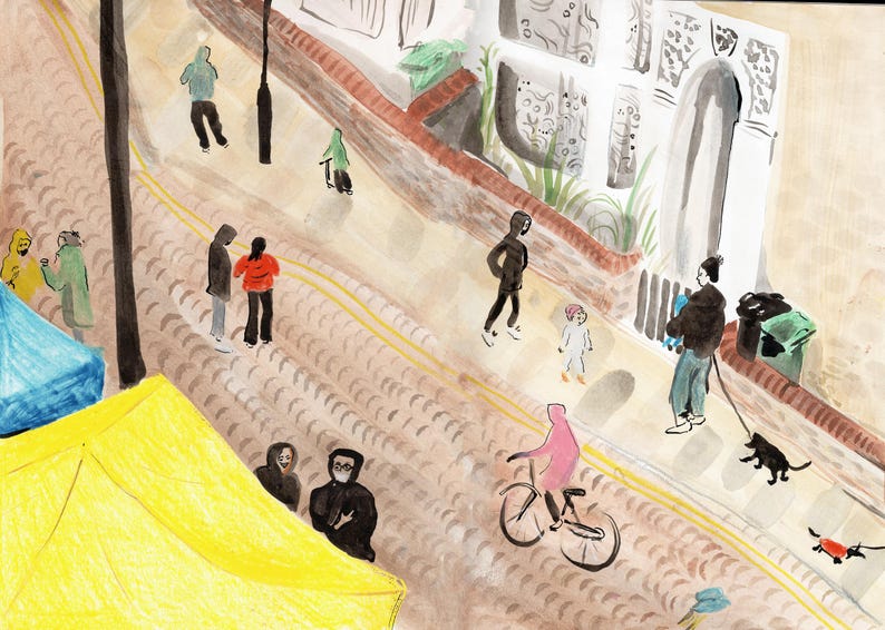 K&ouml;nnte beinhalten: Ein Aquarellbild einer Stra&szlig;enszene mit Menschen, die gehen, und einem gelben Zelt. Die Menschen tragen Masken und einige tragen Taschen. Im Vordergrund ist ein Fahrrad zu sehen und ein Hund geht an der Leine.