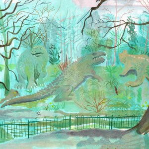 K&ouml;nnte beinhalten: Ein Aquarellbild, das eine Waldszene mit drei Dinosauriern zeigt. Die Dinosaurier sind gr&uuml;n, braun und grau. Der Wald ist hellblau und gr&uuml;n. Im Vordergrund befindet sich ein schwarzer Zaun.