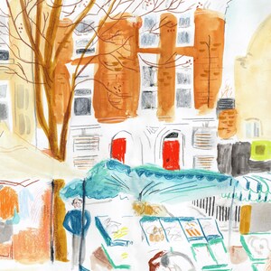 K&ouml;nnte beinhalten: Ein Aquarellbild einer Stra&szlig;enszene mit einem Markt im Vordergrund. Es gibt mehrere St&auml;nde mit bunten Waren, darunter Kleidung und Lebensmittel. Im Hintergrund befindet sich ein Geb&auml;ude mit roten T&uuml;ren.