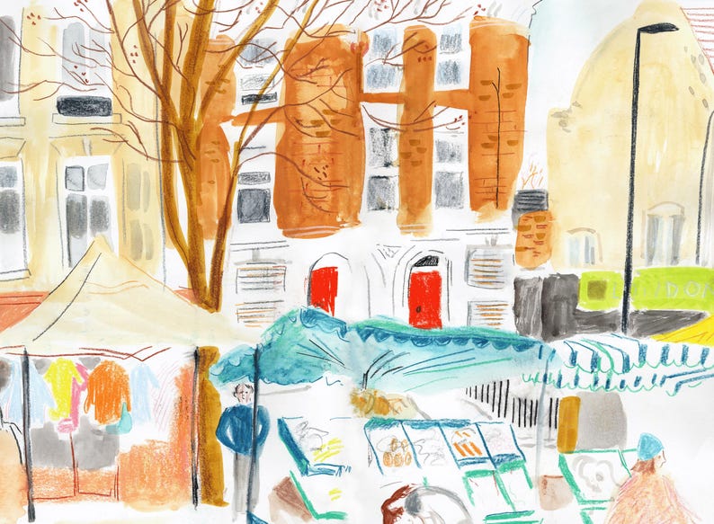 K&ouml;nnte beinhalten: Ein Aquarellbild einer Stra&szlig;enszene mit einem Markt im Vordergrund. Es gibt mehrere St&auml;nde mit bunten Waren, darunter Kleidung und Lebensmittel. Im Hintergrund befindet sich ein Geb&auml;ude mit roten T&uuml;ren.