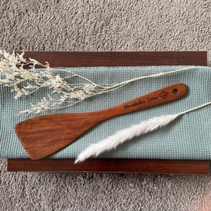 Pfannenwender, Kochlöffel personalisiert mit Spruch, aus Holz, Geschenkidee für Oma &Opa mit Initialen, ausgefallenes Geschenk für die Küche Bild 1