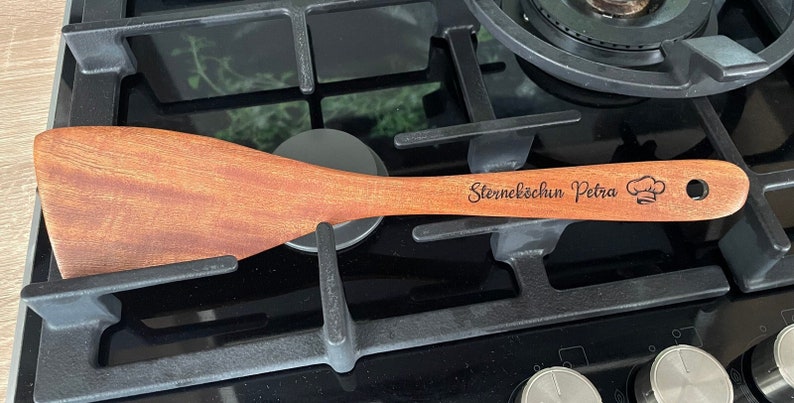 Pfannenwender, Kochlöffel personalisiert mit Spruch, aus Holz, Geschenkidee für Oma &Opa mit Initialen, ausgefallenes Geschenk für die Küche Bild 4