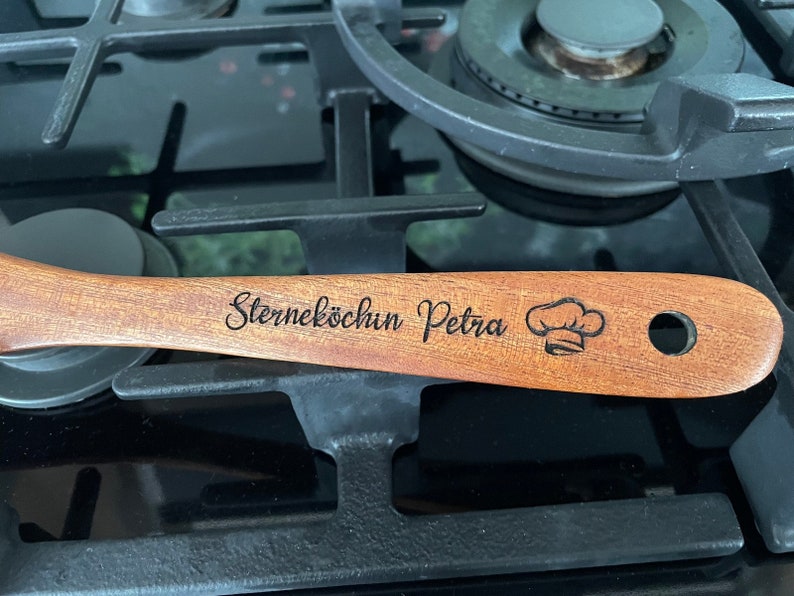Pfannenwender, Kochlöffel personalisiert mit Spruch, aus Holz, Geschenkidee für Oma &Opa mit Initialen, ausgefallenes Geschenk für die Küche Bild 8