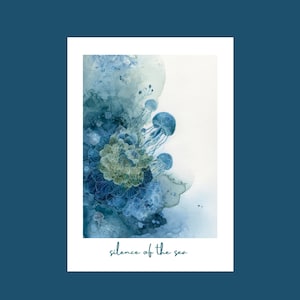 Può includere: Stampa artistica ad acquerello con un gruppo di meduse blu e un motivo floreale centrale nei toni del blu e del verde. L'opera è intitolata "silence of the sea" in un carattere corsivo.