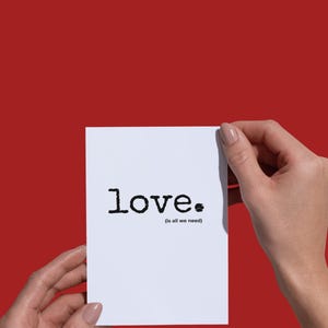 Biglietto d'auguri "L'amore è tutto ciò di cui abbiamo bisogno" – Biglietto d'amore | Biglietto minimalista | Carta per acquerelli | San Valentino, matrimonio, anniversario | 0187