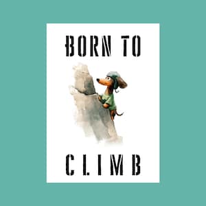 Può includere: Un poster bianco con un'illustrazione a cartoni animati di un bassotto che scala una roccia. Il cane indossa una maglietta verde e un casco. Le parole "BORN TO CLIMB" sono stampate in nero, con lettere in stile stencil.