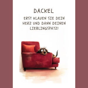 Puede incluir: Una ilustración humorística muestra un perro salchicha descansando en un sillón rojo con un cojín rojo. El texto alemán en la parte superior dice "DACHEL" y una frase divertida. La imagen tiene un fondo blanco con un borde granate.