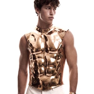 Corsé escultural dorado para hombre – Pieza de pecho de armadura futurista – Prenda de vestir de moda que marca tendencia