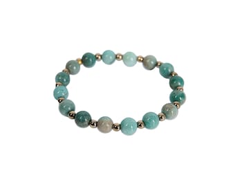 Pulsera con cuentas de piedras preciosas de crisoprasa con espaciadores de hematita, en un diseño minimalista sobre cordón elástico transparente
