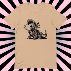 K&ouml;nnte beinhalten: Ein beiges T-Shirt mit einer Schwarz-Wei&szlig;-Illustration eines Punk-Axolotl, das eine Lederjacke tr&auml;gt. Das Axolotl hat einen Irokesenschnitt und tr&auml;gt ein Nietenhalsband.