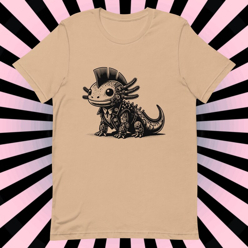 K&ouml;nnte beinhalten: Ein beiges T-Shirt mit einer Schwarz-Wei&szlig;-Illustration eines Punk-Axolotl, das eine Lederjacke tr&auml;gt. Das Axolotl hat einen Irokesenschnitt und tr&auml;gt ein Nietenhalsband.