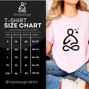 Op de afbeelding: T-shirt maattabel met metingen in inches voor maten S, M, L, XL en XXL. De tabel toont de breedte, lengte en borstmetingen.