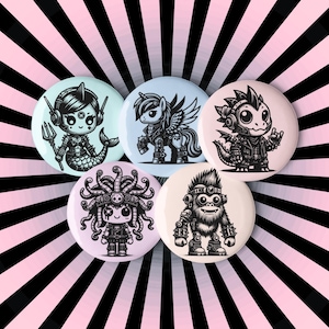Puede incluir: Cinco botones redondos con ilustraciones en blanco y negro de varias criaturas. Los botones presentan una sirena, un unicornio, un dragón, un monstruo y una criatura con múltiples cabezas. Los botones están sobre un fondo de rayas rosas y negras.
