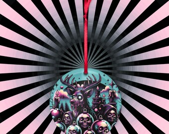 Puede incluir: Un adorno navideño redondo con fondo azul y una ilustración en blanco y negro de un ciervo con cuernos. El ciervo está rodeado de calaveras y velas. El adorno está colgado de una cinta roja.