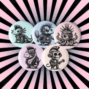 Puede incluir: Conjunto de cuatro pines de botón de 1,25 pulgadas de diámetro con ilustraciones en blanco y negro de animales punk rock. Los animales son un ornitorrinco, un lagarto, un pulpo y un mono. El pin de pulpo tiene el texto "WAR-CORE" en su cabeza.