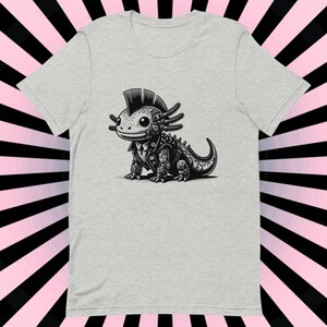 K&ouml;nnte beinhalten: Ein graues T-Shirt mit einer Schwarzwei&szlig;-Illustration eines Punk-Axolotl, das eine Lederjacke tr&auml;gt. Das Axolotl hat einen Irokesenschnitt und tr&auml;gt ein Nietenhalsband.