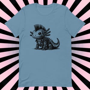 K&ouml;nnte beinhalten: Ein hellblaues T-Shirt mit einer Schwarzwei&szlig;illustration eines Punk-Axolotls, das eine Lederjacke und einen Irokesenschnitt tr&auml;gt.