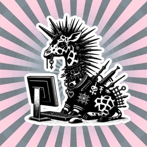 Può includere: Un'illustrazione in bianco e nero di una giraffa con un'estetica punk rock. La girafa indossa una giacca di pelle con borchie, un collare con punte e ha un computer di fronte a lei. Lo sfondo è un motivo a strisce rosa e grigio.