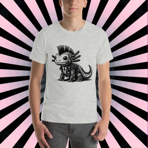 K&ouml;nnte beinhalten: Ein graues T-Shirt mit einer schwarz-wei&szlig;en Illustration eines Punk-Axolotl, das eine Lederjacke und einen Irokesenschnitt tr&auml;gt.