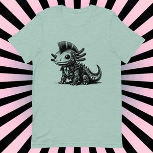 K&ouml;nnte beinhalten: Ein hellblaues T-Shirt mit einer Schwarzwei&szlig;illustration eines Punk-Axolotl, das eine Lederjacke tr&auml;gt. Das Axolotl hat einen Irokesenschnitt und tr&auml;gt ein Nietenhalsband.