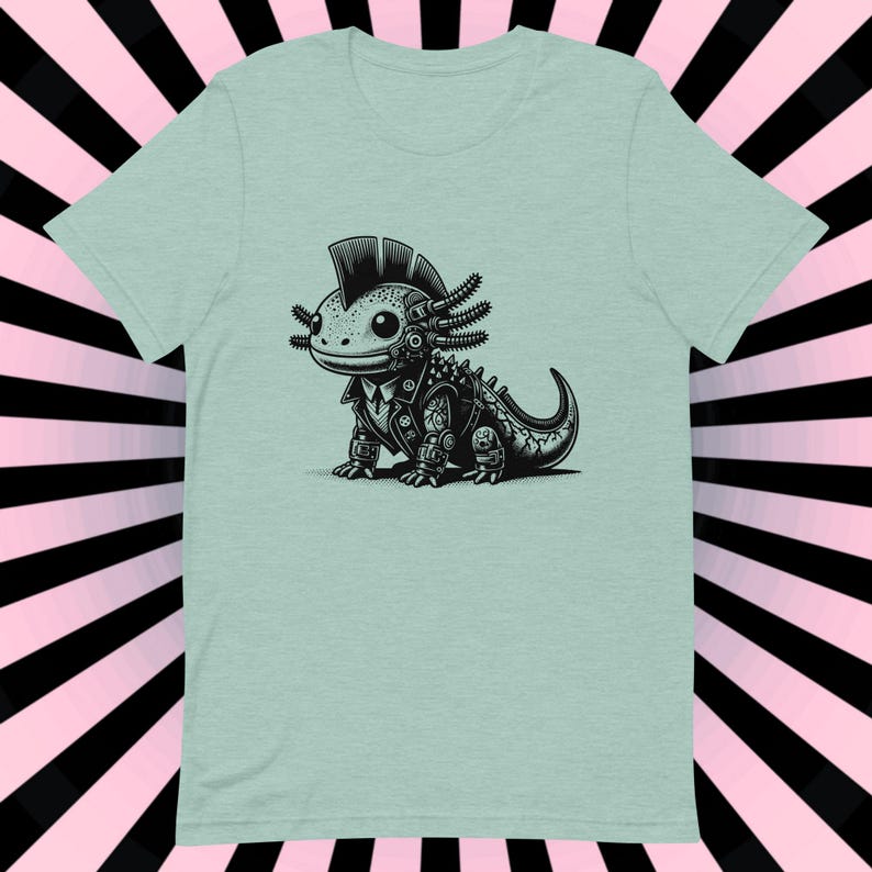 K&ouml;nnte beinhalten: Ein hellblaues T-Shirt mit einer Schwarzwei&szlig;illustration eines Punk-Axolotl, das eine Lederjacke tr&auml;gt. Das Axolotl hat einen Irokesenschnitt und tr&auml;gt ein Nietenhalsband.