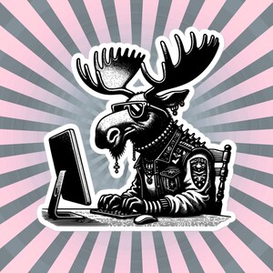 Può includere: Un'illustrazione in bianco e nero di un alce che indossa occhiali da sole e una giacca di pelle con una toppa che dice "MOOSE". L'alce è seduto a un computer con una tastiera e un mouse.