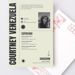 Könnte beinhalten: Ein schwarz-weißes Lebenslauf-Template mit einem Foto einer Frau mit Brille. Der Lebenslauf enthält Kontaktinformationen, Berufserfahrung und Ausbildung. Der Text im Lebenslauf umfasst "Courtney Venezuela", "Erfahrung", "Senior Grafikdesignerin", "Faugut Agency", "Studio Borcelle", "Ingoude Studio", "Ausbildung", "Larana University", "Bachelor of Graphic Design (2010-2014)".