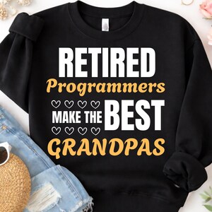 Peut inclure: Sweat-shirt noir avec l'inscription "RETIRED Programmers MAKE THE BEST GRANDPAS" en blanc et jaune. Le motif comprend des cœurs. Un vêtement décontracté et confortable pour un programmeur.