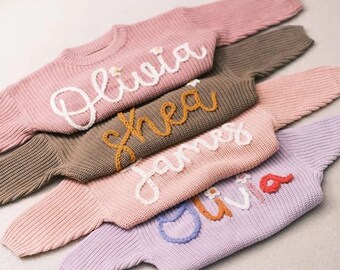 Suéter de bebé personalizado adornado con nombre y monograma bordados a mano: un regalo preciado de la tía para la niña y el niño
