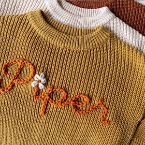 Custom Baby Sweater Adorned with Hand-Embroidered Name & Monogram A Cherished Gift from Aunt for Baby Girl and Baby Boy zdjęcie 2