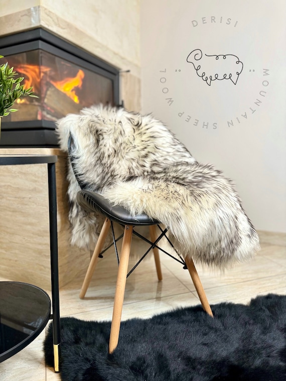 Luxuriöser natürlicher schwarz-weißer Schaffellteppich, superweicher Echtlederteppich, Schafwolldecke, Sofaüberwurf, skandinavisches Dekor, warme Farbe
