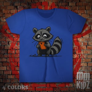 Lindo mapache con teléfono camiseta para niños, divertida camiseta de dibujos animados de animales para niños, adorable camisa de pijama de mapache experto en tecnología, regalo perfecto para niños
