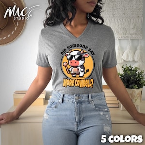 Divertido más cencerro V-cuello camiseta gráfica / caprichosa camiseta de vaca de dibujos animados / camisa humorística amante de la música / regalo único para músicos y fanáticos de SNL