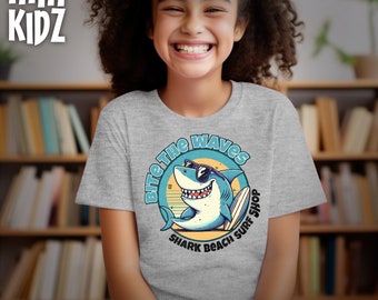 Cool Shark-surf-T-shirt voor kinderen | Leuk T-shirt met print | Bite the Waves Shark Beach-surfshopshirt | Perfect zomercadeau voor kinderen