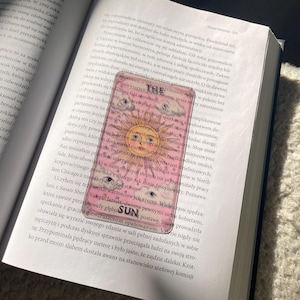 Die Sonne Tarot Lesezeichen | Tarot Karte Transparent Buch Zubehör | Zauberhaftes klares Lesezeichen | Rosa inspiriertes Astrologie-Buch-Leser-Geschenk