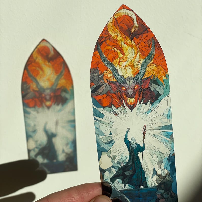Gandalf & Balrog fantasitema bokmärke i målat glas | Transparent bokmärke | Magiskt bokmärke | Samlarobjekt för fankonst | Boktillbehör bild 2