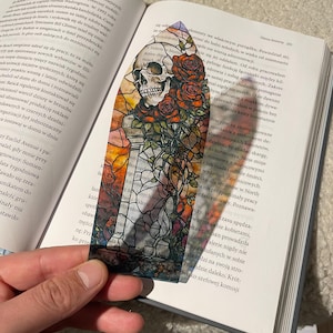 Marque-page style vitrail rose et tête de mort | Marque-page transparent gothique transparent |  Cadeau lecteur de livre Fantasy Dark Academia