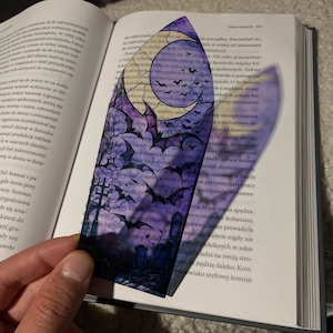 Marque-page en vitrail de cimetière gothique | Marque-page transparent chauve-souris violette | Art fantastique gothique clair | Cadeau lecteur de livre d'horreur Witch Core