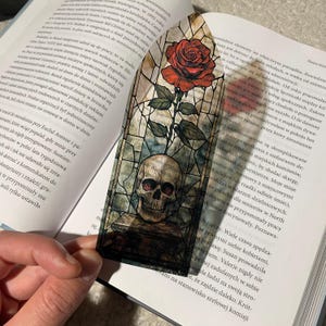 Marque-page style vitrail rose et tête de mort | Marque-page transparent floral | Marque-page gothique transparent | Cadeau lecteur de livre Fantasy Dark Academia