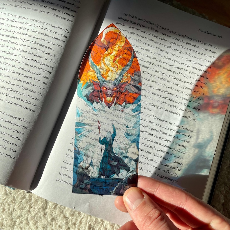 Gandalf & Balrog fantasitema bokmärke i målat glas | Transparent bokmärke | Magiskt bokmärke | Samlarobjekt för fankonst | Boktillbehör bild 4