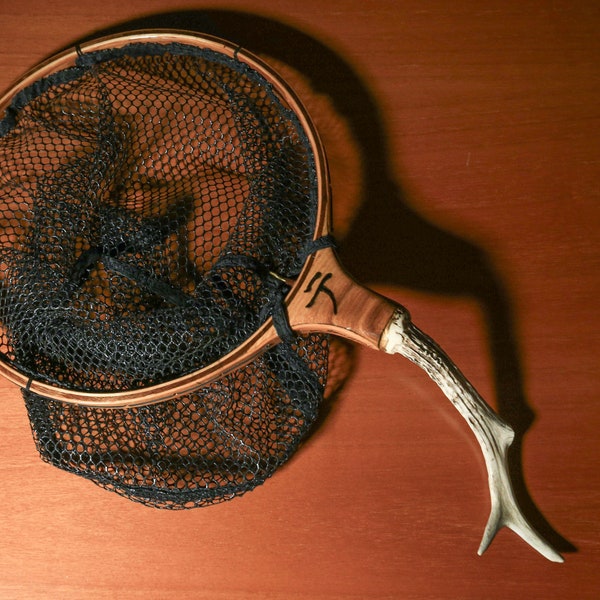 Epuisette Tenkara avec manche en corne de chevreuil. 25 cm de diamètre, maille caoutchoutée C&R