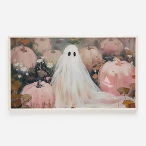Può includere: Dipinto incorniciato raffigurante un fantasma bianco con occhi neri in mezzo a zucche rosa e fogliame. L'opera d'arte ha uno stile morbido e pittorico con colori tenui, che evoca un tema di Halloween stravagante. Le zucche variano per dimensioni.
