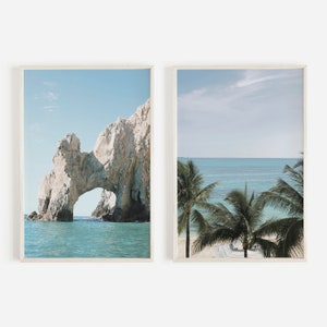 Peut inclure: Deux photographies encadrées d'une scène de plage. La première photo montre une grande formation rocheuse avec une arche naturelle, la deuxième photo montre des palmiers et une eau turquoise.