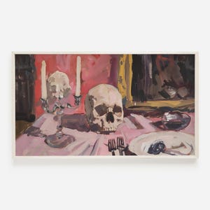 Puede incluir: Pintura al óleo que representa una naturaleza muerta con una calavera, un candelabro con dos velas encendidas y un plato con un objeto oscuro. La paleta de colores incluye rosa, rojo y blanco.