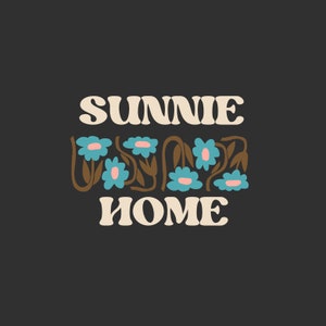 K&ouml;nnte beinhalten: Ein Grafikdesign mit dem Text "Sunnie Home" in einer Retro-Schriftart. Der Text ist von einer Reihe blauer Blumen mit braunen Stielen umgeben.
