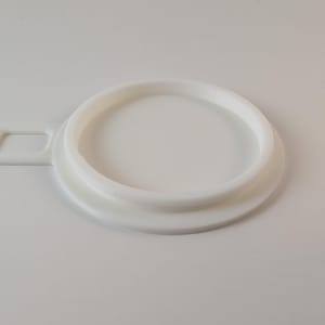 Könnte beinhalten: Ein weißer Kunststoffdeckel mit Griff. Der Deckel hat ein kreisförmiges Design mit einem erhöhten Rand und einem kleinen rechteckigen Griff. Der Deckel ist für einen Behälter konzipiert.